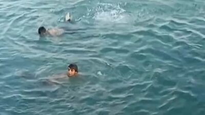 Mersin'in Akdeniz ilçesinde denize giren 2 çocuk boğularak hayatını kaybetti.