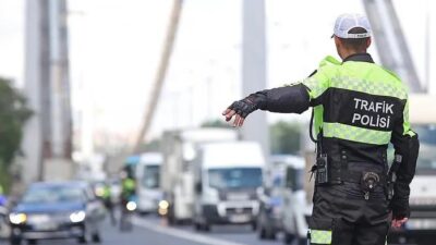 Sancaktepe'de araçlarıyla konvoy oluşturup yolu trafiğe kapattıktan sonra halay çeken