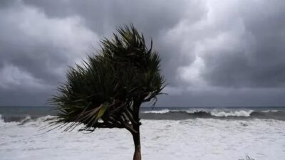 Fransa'nın denizaşırı topraklarından La Reunion'da kasırga nedeniyle kırmızı alarm verildi.