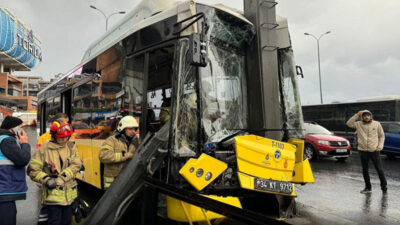 İstanbul Esenyurt’ta, İETT otobüsünün yön levhası direğine çarpması sonucu yaralanan