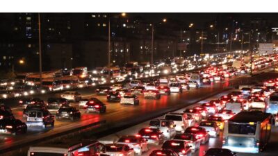 İstanbul'da, akşam saatlerinde yağmurun da etkisiyle trafik yoğunluğu yüzde 90'a