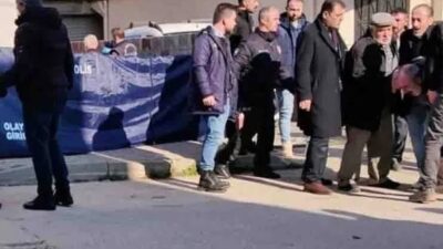 Bursa’da 22 yaşındaki Ferhat Demirtaş isimli genç, gündüz vakti sokakta