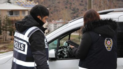 İstanbul'da polis ekipleri, kent genelinde helikopter destekli "huzur uygulaması" gerçekleştirdi.