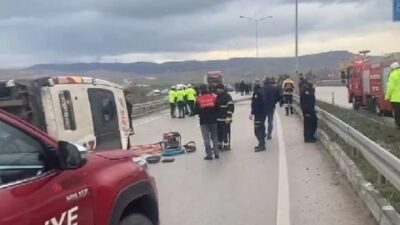 Amasya’nın Suluova İlçesinde meydana gelen trafik kazasında, orta refüje çıkarak