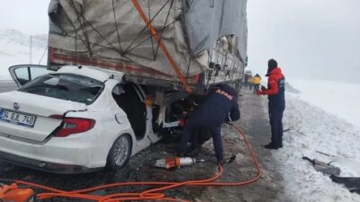 Bitlis’te etkili olan kar yağışı trafik kazalarına da neden oluyor.