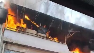 İnegöl ilçesindeki mobilya imalathanesinde çıkan yangın, itfaiye ekipleri tarafından, yaklaşık