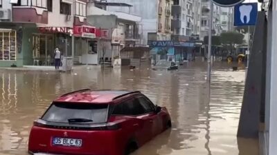  İzmir'de yağış sonrası hayat yine felç oldu… Araçlar suya