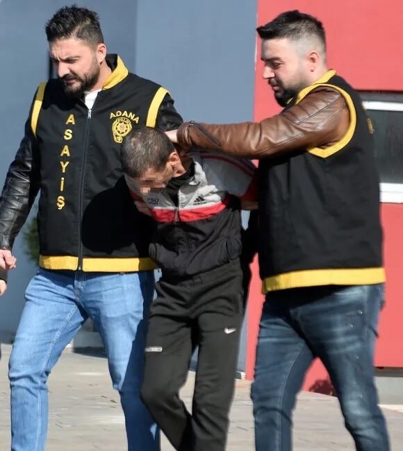 Adana’da 4 yaşındaki çocuğuyla pazarda gezen hırsız, alışveriş yapan kadının