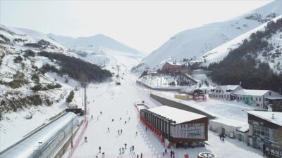 Kayak merkezleri en fazla kar kalınlığı yarışına girdi. En yüksek