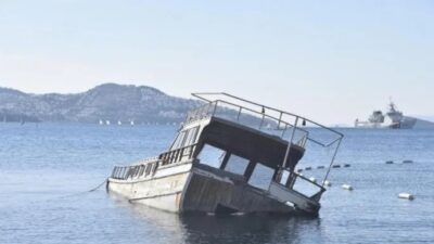 Muğla Bodrum'da etkili olan fırtına nedeniyle 15 metre uzunluğundaki ahşap
