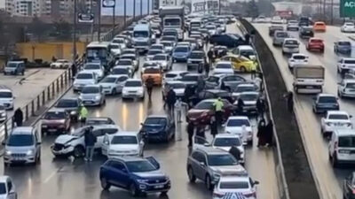 Ankara'da yağmur nedeniyle kayganlaşan yolda 26 araç birbirine girdi. Kaza