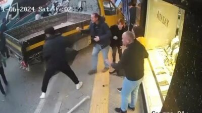 İzmir'in Buca ilçesinde, sürücüsünün kontrolünü yitirdiği kamyonet yayalara çarparak bir