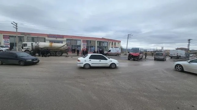 Eskişehir'de yolcu dolu bir minibüsün vidanjöre çarpması sonucu meydana gelen