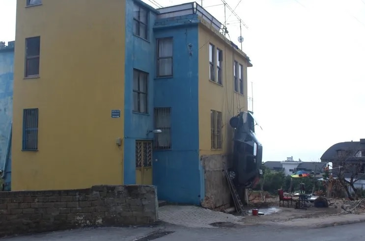 İnanılmaz olay Antalya Alanya'da meydana geldi. Kaza yaptığı aracını cezalandırmak