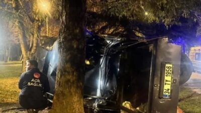 Kartal'da seyir halindeki otomobil, hafif ticari araca çarptı;ardından da yol