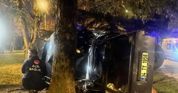 Kartal'da seyir halindeki otomobil, hafif ticari araca çarptı;ardından da yol