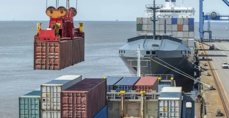 Ticaret Bakanlığıyla yürüttükleri çalışmalar kapsamında Türk Eximbank'ın sermaye yapısını güçlendirdiklerini