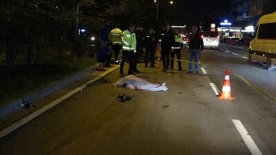 Alanya ilçesinde refüjdeki korkuluk demirinin açık olan kısmından yolun karşısına