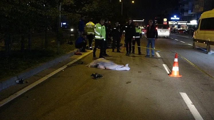 Alanya ilçesinde refüjdeki korkuluk demirinin açık olan kısmından yolun karşısına