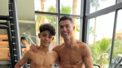 Dünya yıldızı Cristiano Ronaldo'nun geçtiğimiz günlerdeki paylaşımında ayak parmaklarına siyah