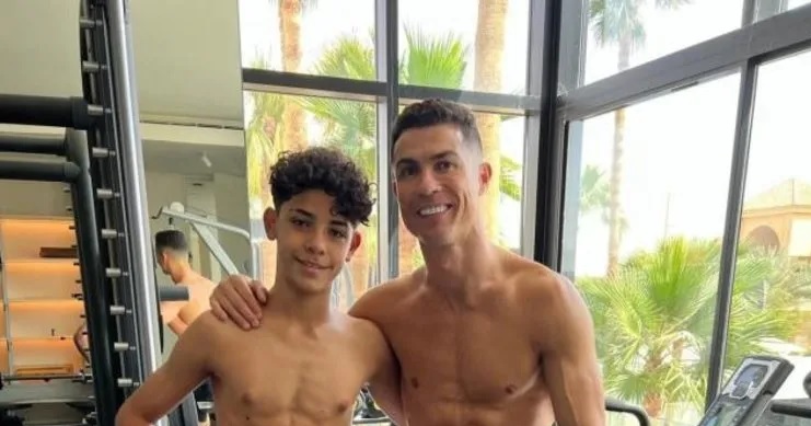 Dünya yıldızı Cristiano Ronaldo'nun geçtiğimiz günlerdeki paylaşımında ayak parmaklarına siyah