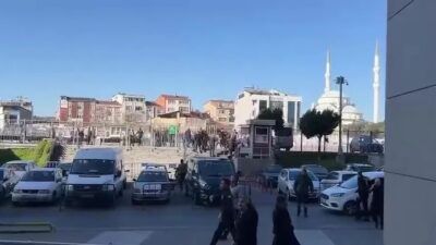Çağlayan Adliyesi önünde polis noktasına silahlı saldırı yapıldı. Saldırıda iki