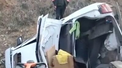 Kırıkkale'de meydana gelen trafik kazasında otomobilin şarampole devrilmesi sonucu meydana