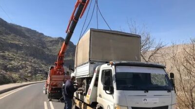 Mardin’in Nusaybin ilçesinde meydana gelen trafik kazasında sebze yüklü araç