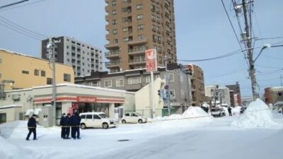 Japonya'nın Sapporo şehrindeki bir markete giren erkek bir şüpheli, ekmek