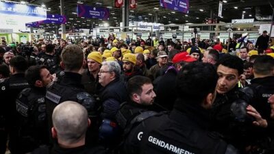 Avrupa'yı kasıp kavuran çiftçi krizinin etkileri bu kez Fransa'da görüldü.