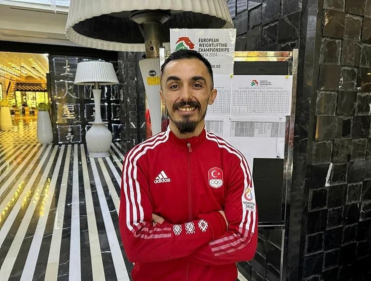Bulgaristan'da düzenlenen Avrupa Halter Şampiyonası'nda erkekler 55 kiloda milli sporcu