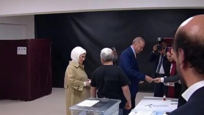 Başkan Recep Tayyip Erdoğan, Saffet Çebi ortaokulunda, eşi Emine Erdoğan