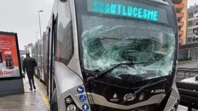 İstanbul Avcılar'da durakta yolcu alan metrobüse arkadan gelen başka bir