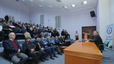 Kayseri Büyükşehir Belediye Başkanı Memduh Büyükkılıç, Erciyes Üniversitesi'nde öğrencilerle buluşarak