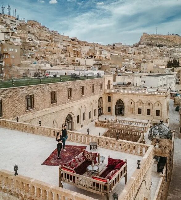 Binlerce yıllık tarihi ile açık hava müzesi konumunda olan Mardin’in