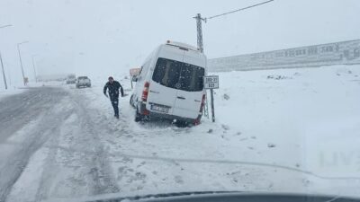 Bitlis'te yoğun kar yağışı ve tipi nedeniyle meydana gelen 10