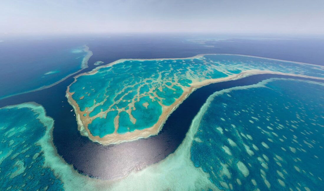 Avustralya açıklarında bulunan dünyanın en büyük mercan sistemi olan ve