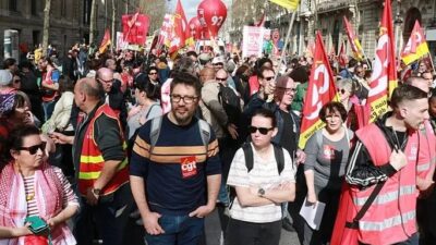 Fransa’da yükselen enflasyon nedeniyle maaşlarının yetersiz kaldığını belirten kamu çalışanları,