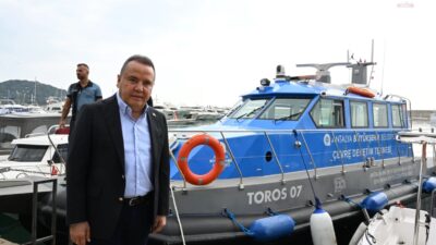 Antalya Büyükşehir Belediye Başkanı Muhittin Böcek, Antalya Balıkçı Barınağı'nı ziyaret