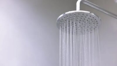 Duş almanın pek çok faydası vardır. Vücudu temizlemenin temeli olan