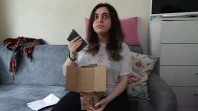 Bedensel engelli Sibel Zengin tablet almak için internet sitelerinde gezdi.