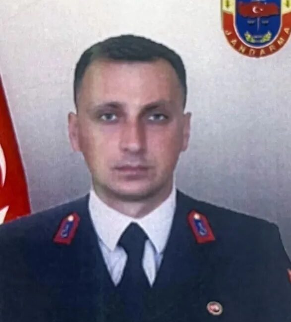 Isparta-Burdur kara yolunda seyir halindeyken otomobiliyle çukura düşen uzman çavuş