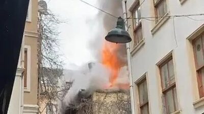 Beşiktaş'ta 2 katlı ahşap binada çıkan yangın, hasara yol açtı.