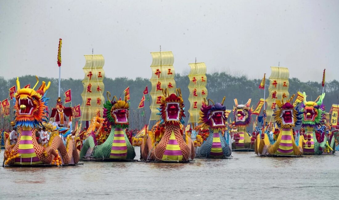 Çin'in Jiangsu eyaletinin Taizhou kentinde Cumartesi günü 2024 Qintong Tekne