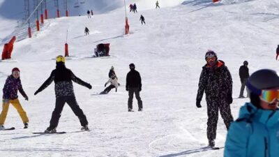 Erzurum'da sezonu erken açan Palandöken Kayak Merkezi, bahar aylarına rağmen