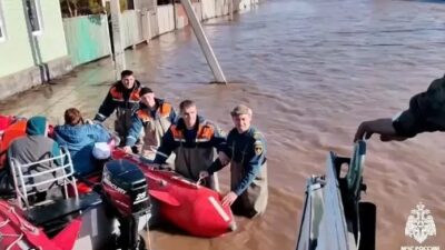 Rusya'nın Orenburg bölgesindeki Orsk şehrinde bir barajın patlaması nedeniyle 2