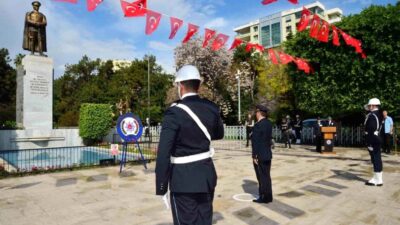 Adana'da Atatürk Parkı'nda düzenlenen törende İl Emniyet Müdürü Ahmet Hakan