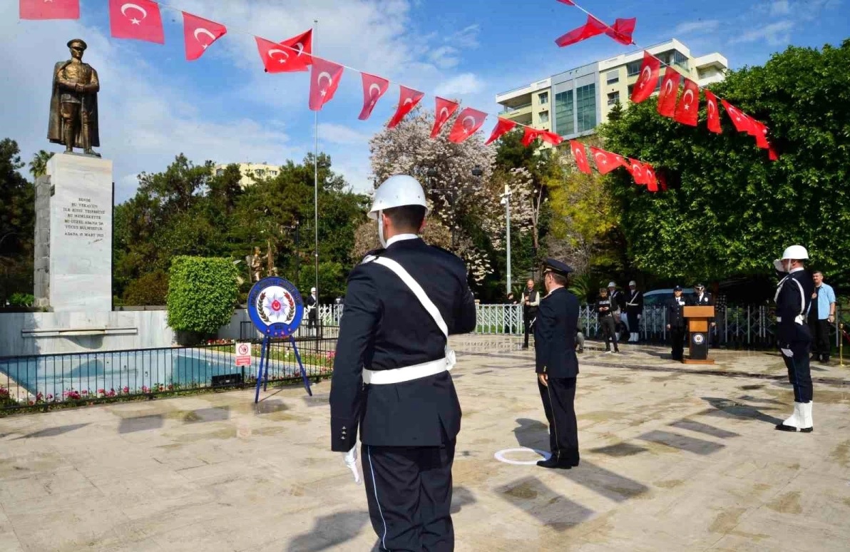 Adana'da Atatürk Parkı'nda düzenlenen törende İl Emniyet Müdürü Ahmet Hakan