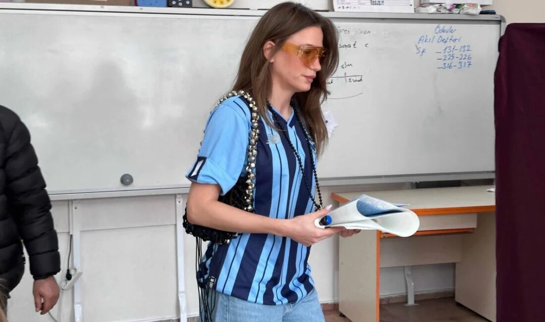 Güzel oyuncu Serenay Sarıkaya, oy vermeye Adana Demirspor formasıyla gitti.