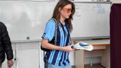 Güzel oyuncu Serenay Sarıkaya, oy vermeye Adana Demirspor formasıyla gitti.